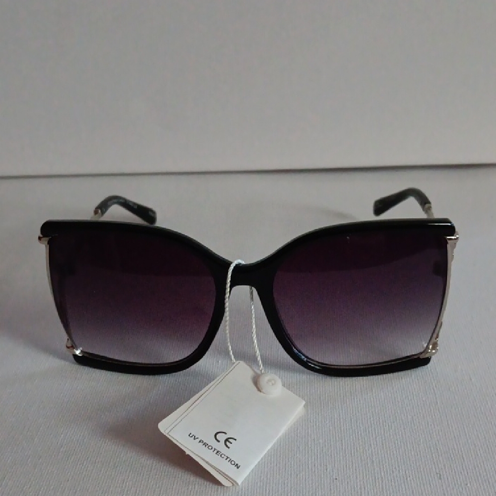 Oversized Black and Gray Sunglasses with Metallic Accents